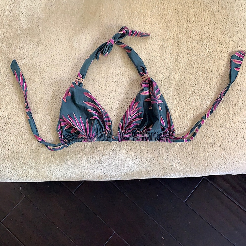 Vix triangle top with metal accent